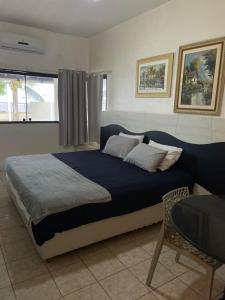 佩罗巴Casa à Beira-mar de Peroba的卧室配有床、椅子和窗户。
