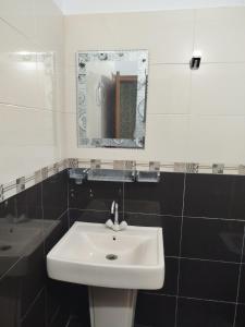 卡拉奇Hotel Highway Link的浴室设有白色水槽和镜子