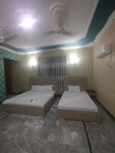 卡拉奇Hotel Highway Link的一间客房内配有两张床的房间