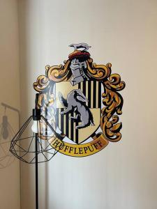利夫斯登格林Potters Escape- Warner Bros Studios & London的军队在墙上的盾牌