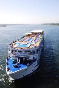 Jazīrat al ‘AwwāmīyahKiara Nile Cruise every Saturday, Monday and Thursday from Luxor的一艘大船,在一大片水中