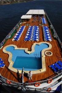 Jazīrat al ‘AwwāmīyahSilvana Nile Cruise Luxor every Saturday, Monday and Thursday的一艘带大型水面游泳池的游轮