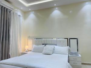 Malikounda SasSall Residence Saly Appartement 2的卧室配有白色大床和白色枕头