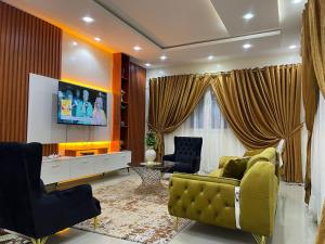 Malikounda SasSall Residence Saly Appartement 2的客厅设有黄色沙发和电视