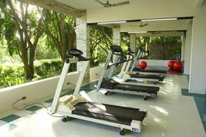 格拉瓦塔绿洲Spa大酒店 的树木繁茂的健身房里一排跑步机