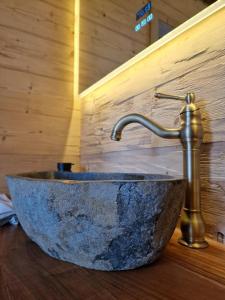 克罗纳赫Landgasthof Zur Linde的浴室内带水龙头的石水槽