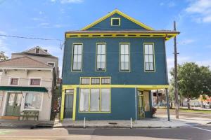 新奥尔良Marigny BD Surrounded by Music Food and Art的街道拐角处的蓝色和黄色房子