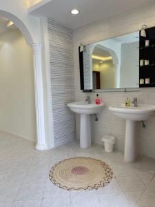 艾卜哈السحاب的浴室设有2个水槽和镜子