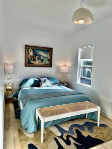 洛杉矶Modern, Bright 2BR Casita in Vibrant Echo Park Silver Lake with Gourmet Kitchen and Unbeatable Proximity to LA Hotspots的一间卧室配有一张大床,上面有桌子