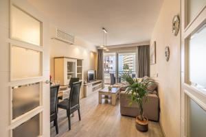 马贝拉City Center Apartment in Marbella的客厅配有沙发和桌椅