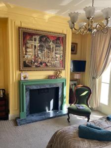 伊尔克利Chez Vivienne的客厅设有壁炉和椅子