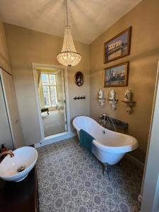 伊尔克利Chez Vivienne的浴室配有白色浴缸和水槽