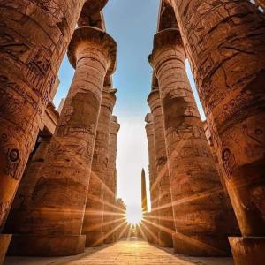 Jazīrat al ‘AwwāmīyahSilvana Nile Cruise Luxor every Saturday, Monday and Thursday的阳光透过建筑物的柱子照射