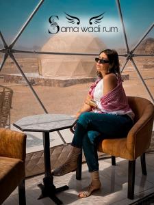 瓦迪拉姆Sama Wadi Rum的坐在桌子上椅子上的女人