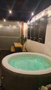 MonkwearmouthCabin of Light - Hot Tub, Sauna, Massage Chair, BBQ, Games, Beach的一个带桌子的房间的大浴缸