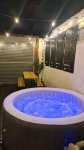 MonkwearmouthCabin of Light - Hot Tub, Sauna, Massage Chair, BBQ, Games, Beach的一张桌子,房间里有一个大型蓝色浴缸