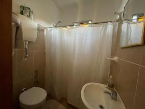 米纳斯Cómodo apartamento en Minas, con amplio fondo y entrada para vehículo的浴室配有卫生间、盥洗盆和淋浴。