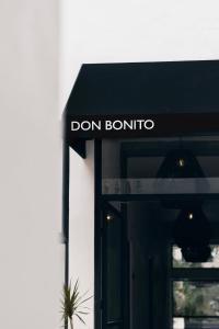 萨尤利塔Residencia Tropical Don Bonito的建筑上没有炸弹的标志