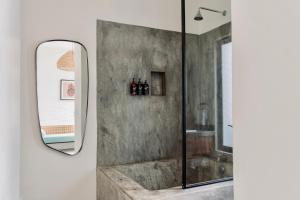 萨尤利塔Residencia Tropical Don Bonito的带淋浴和镜子的浴室