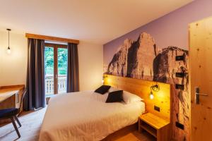 莫尔韦诺Rifugio La Montanara的一间卧室配有一张带岩石墙的床