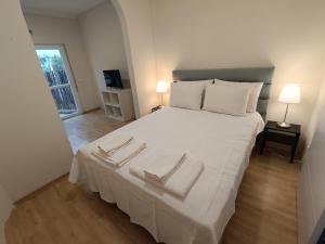 波塔莱格雷Herdade do Montinho的卧室配有一张白色大床和两条毛巾