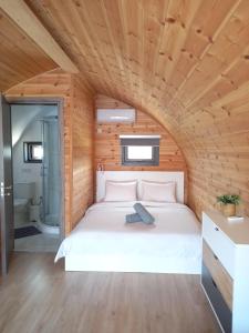 ProdhromiGlamping Pod的木天花板的客房内的一张床位