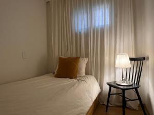 首尔Stay Midcentury的一间卧室配有床、灯和窗户