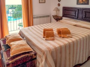 马尔旺Casa Do Ginjal by NaturAlegre的一间卧室配有一张大床和两条毛巾