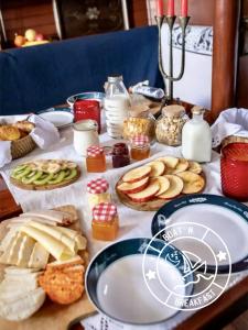 奥埃拉斯Boat n Breakfast的一张桌子,上面有不同类型的面包和食物