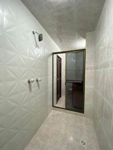 波哥大Hotel Fontibon的一间带镜子和淋浴的浴室