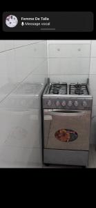 NgorJoli appartement ngor / Almadies的厨房里的炉灶和比萨饼
