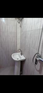 NgorJoli appartement ngor / Almadies的一间带水槽和淋浴的浴室