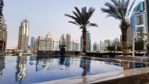 迪拜Damac Heights by Fendi的一座位于城市中心,设有摩天大楼的游泳池
