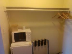 普雷斯科特遗产连锁汽车旅馆的厨房里冰箱上面的微波炉