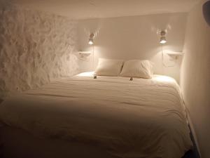 阿尔么丽亚Casamar的一间卧室配有白色的床和两盏灯