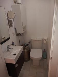 阿尔么丽亚Casamar的一间带卫生间和水槽的小浴室