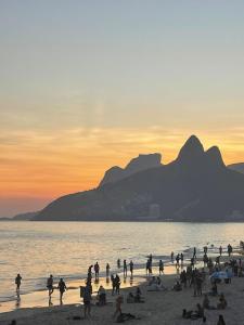 里约热内卢Top Ipanema - Near Beach的日落时分在海滩上一群人