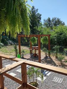 圣塞巴斯蒂安Recanto do Sossego的花园内带野餐桌的木甲板