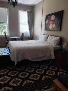 斯特拉特福德Royal Accommodation的一间卧室配有一张床、一张桌子和一个窗户。