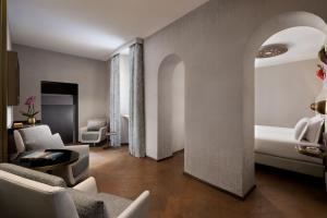 罗马罗马标志性万神殿傲途格精选酒店的酒店客房设有床和客厅。