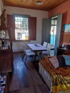 圣路易斯-杜帕赖廷加Casa Centenária localizada no calçadão de SLP的一间带桌子和床的房间以及一间卧室