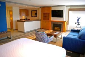 里士满里士满温哥华机场智选假日酒店的客厅设有蓝色的沙发和壁炉