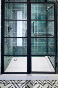 墨西哥城Kimpton Virgilio的浴室设有绿色瓷砖和淋浴。