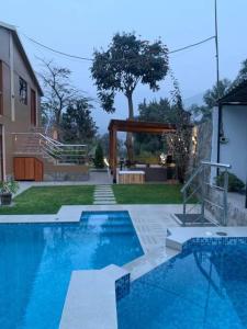 利马Villa Elizabeth - Tú Hermosa Casa de Campo的一座房子的院子内的游泳池
