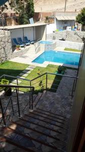 利马Villa Elizabeth - Tú Hermosa Casa de Campo的从房子里可欣赏到游泳池的景色