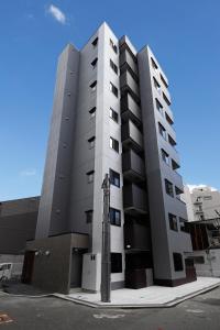 大阪CityStay難波南的前面有一根杆的高楼