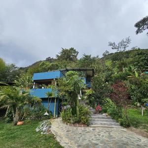 伊瓦格Entre Cantos - Hospedaje Rural的一座房子,楼梯通往