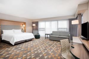 多伦多多伦多机场东假日酒店的酒店客房,配有床和沙发