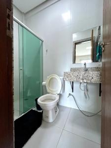 伦索伊斯Estadia Wolf Lencois的一间带卫生间和玻璃淋浴间的浴室