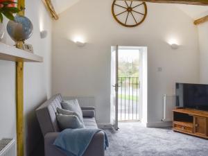 纳尔斯伯勒River View Cottage - Uk46071的带沙发和电视的客厅